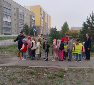 БЕЗОПАСНОСТЬ ДЕТЕЙ — НАШ ОБЩИЙ ПРИОРИТЕТ: ПЕШЕХОДНАЯ ЭКСКУРСИЯ С ИНСПЕКТОРОМ ГИБДД