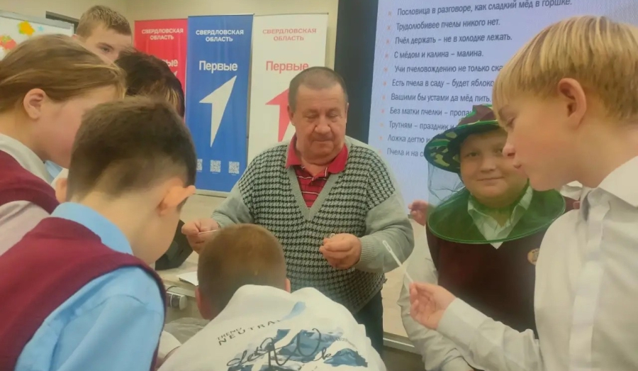 Сегодня в школе №4 побывал пчеловод Александр Микрюков  