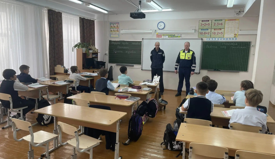 Сотрудники Госавтоинспекции провели уроки безопасности.