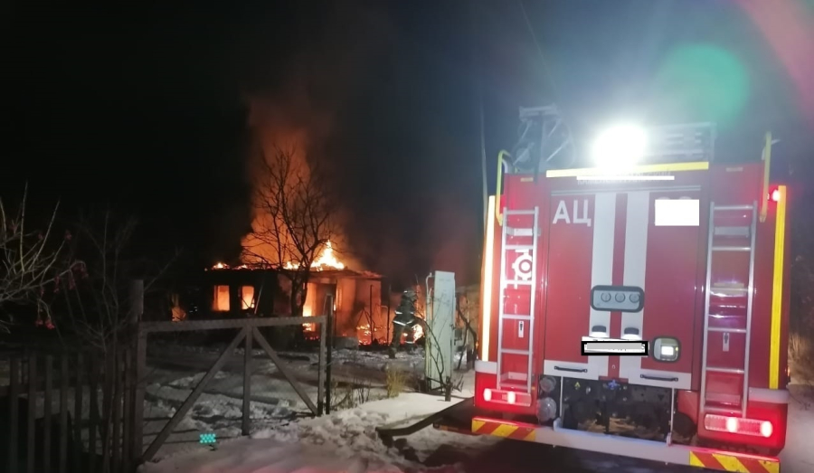В поселке Восток сгорел дом