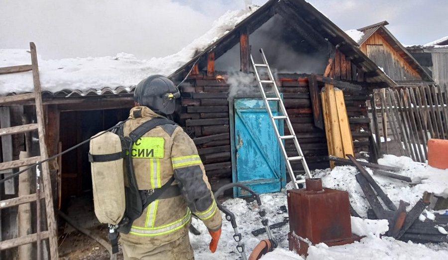 В поселке Восток горела баня