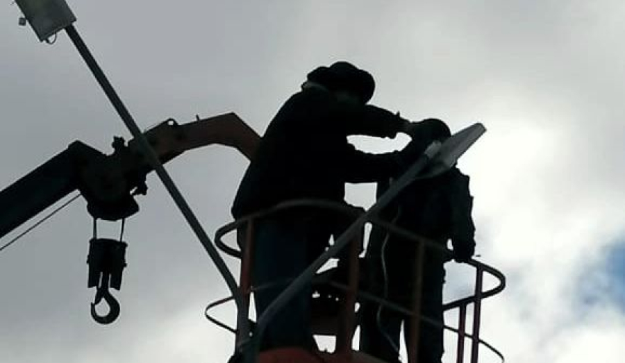 В поселке Вагонник коммунальщики осветили детскую площадку