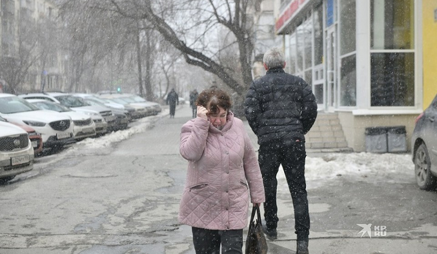 МЧС предупредило уральцев о сильном ветре и мокром снеге Также на дорогах появится гололед