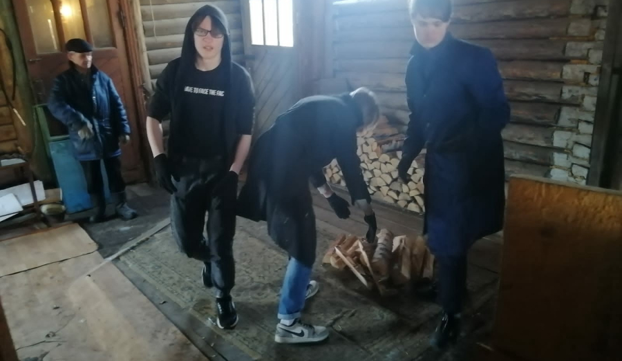 Студенты Баранчинского техникума оказали помощь пожилым людям 
