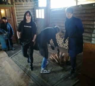 Студенты Баранчинского техникума оказали помощь пожилым людям 
