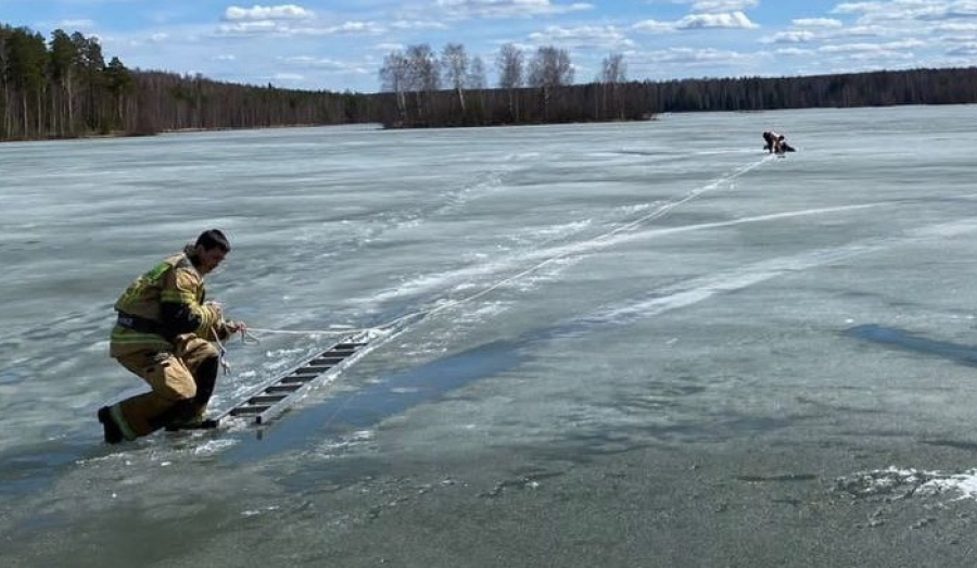 В Красноуральске сотрудники МЧС спасли рыбака, провалившегося под лед