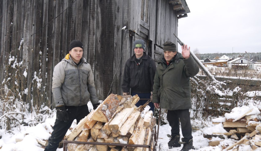 По-тимуровски: школьники из Верхней Баранчи помогли пенсионеру сложить дрова