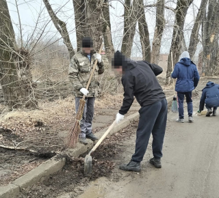 Осуждённые верхнетурьинского исправцентра ГУФСИН приняли участие в большом субботнике