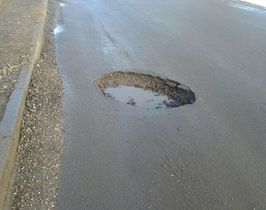 Яма на дороге