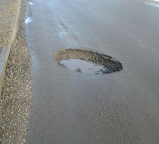 Яма на дороге
